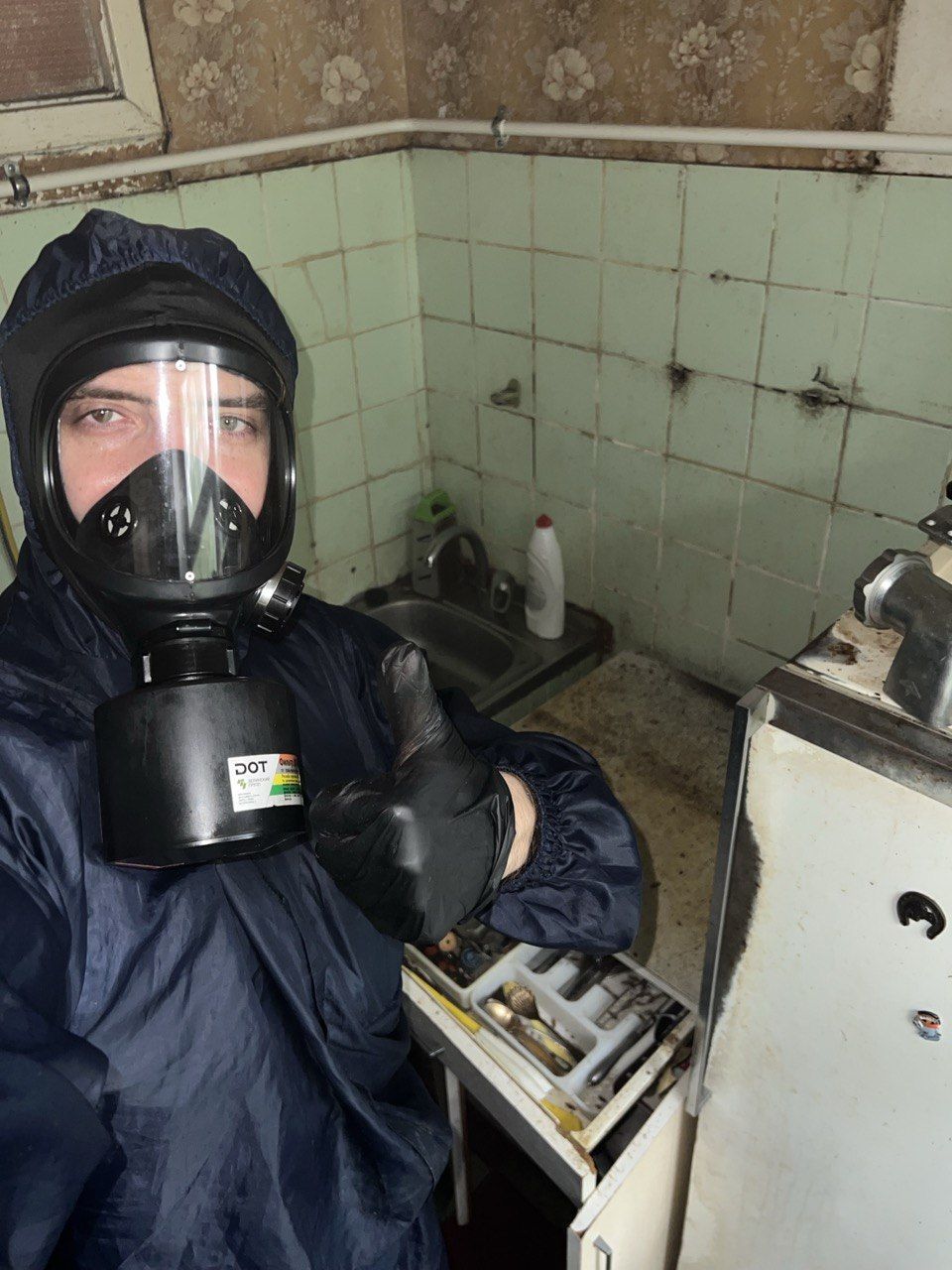 Мастер по дезинсекции в защитном костюме на объекте